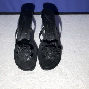 Donald Pliner Black Kitten Heel Sandals with Flower Thong Straps Size 10M